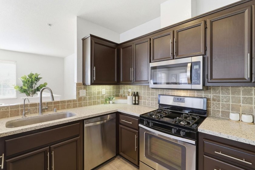 Bright &amp; Updated Townhome Style END UNIT w/ Abundant Natural - photo 13