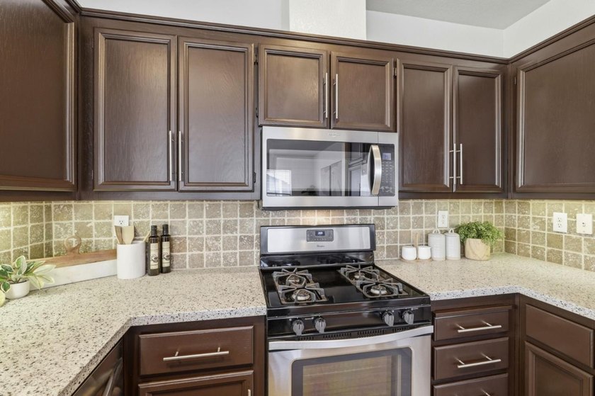 Bright &amp; Updated Townhome Style END UNIT w/ Abundant Natural - photo 14