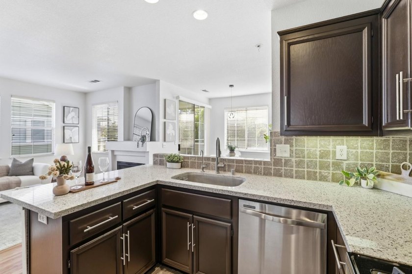 Bright &amp; Updated Townhome Style END UNIT w/ Abundant Natural - photo 16