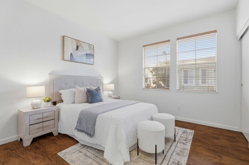 Bright &amp; Updated Townhome Style END UNIT w/ Abundant Natural - photo 21