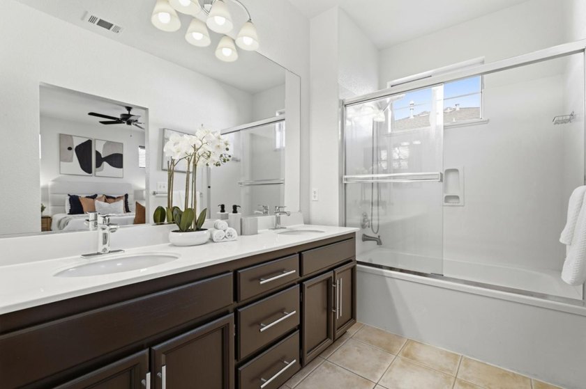 Bright &amp; Updated Townhome Style END UNIT w/ Abundant Natural - photo 26