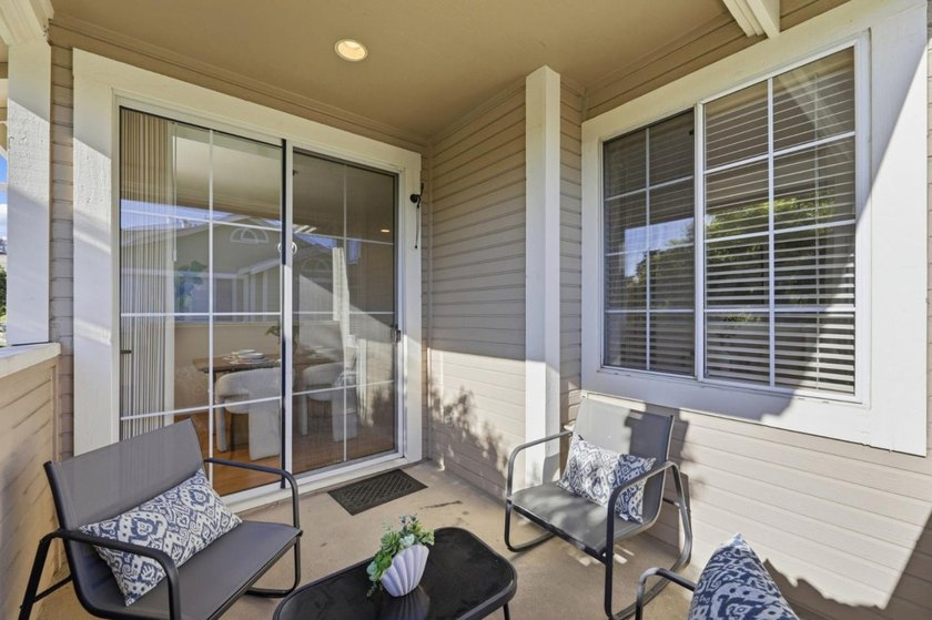 Bright &amp; Updated Townhome Style END UNIT w/ Abundant Natural - photo 28