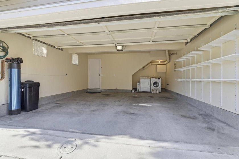 Bright &amp; Updated Townhome Style END UNIT w/ Abundant Natural - photo 29