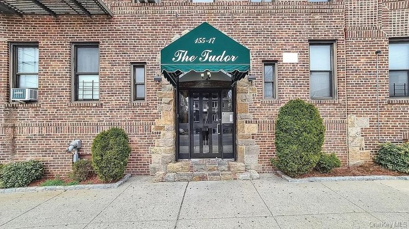 Conveniently located near Northern Blvd and the LIRR Broadway - photo 12