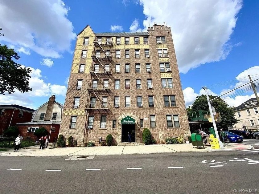 Conveniently located near Northern Blvd and the LIRR Broadway - photo 20