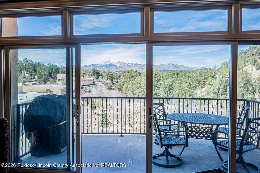 Beautiful 3-bedroom, 3.5 bath penthouse condo featuring - photo 22