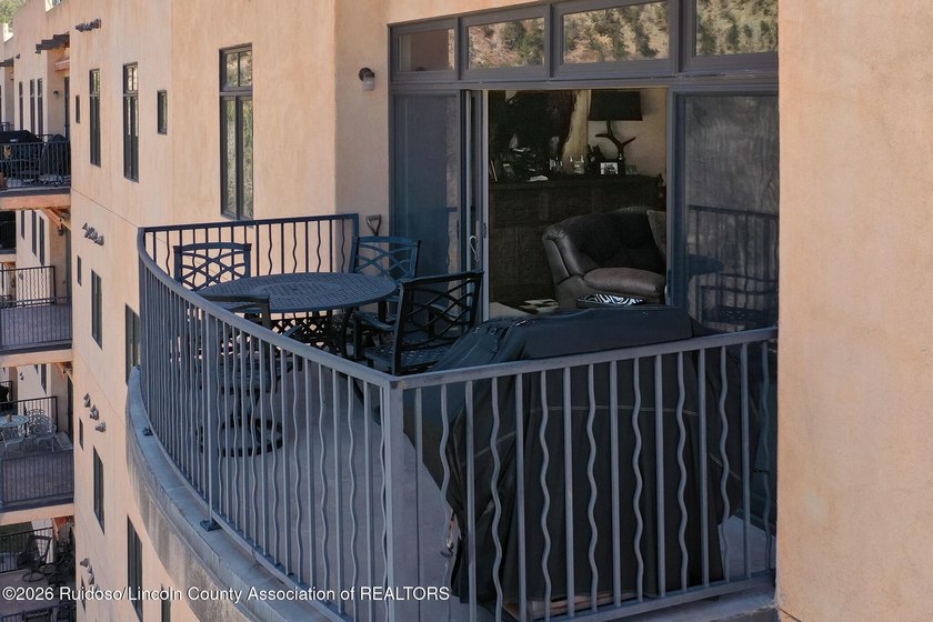 Beautiful 3-bedroom, 3.5 bath penthouse condo featuring - photo 24
