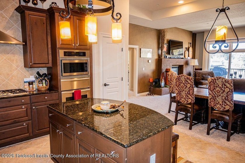 Beautiful 3-bedroom, 3.5 bath penthouse condo featuring - photo 30