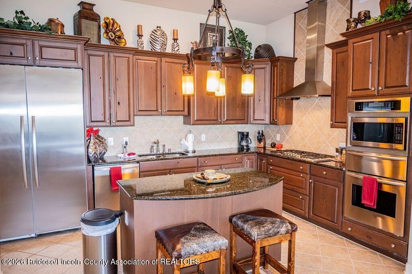 Beautiful 3-bedroom, 3.5 bath penthouse condo featuring - photo 32