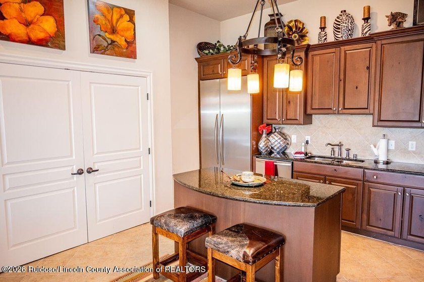 Beautiful 3-bedroom, 3.5 bath penthouse condo featuring - photo 33
