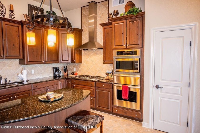 Beautiful 3-bedroom, 3.5 bath penthouse condo featuring - photo 34