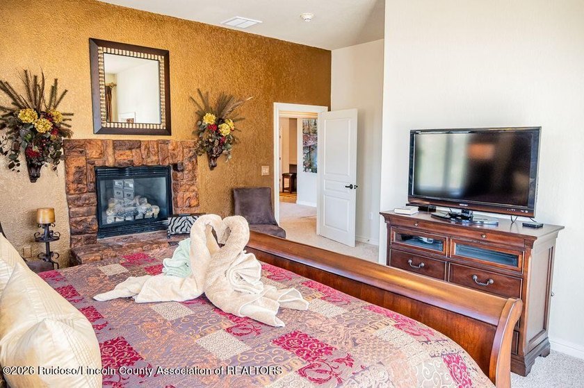 Beautiful 3-bedroom, 3.5 bath penthouse condo featuring - photo 38