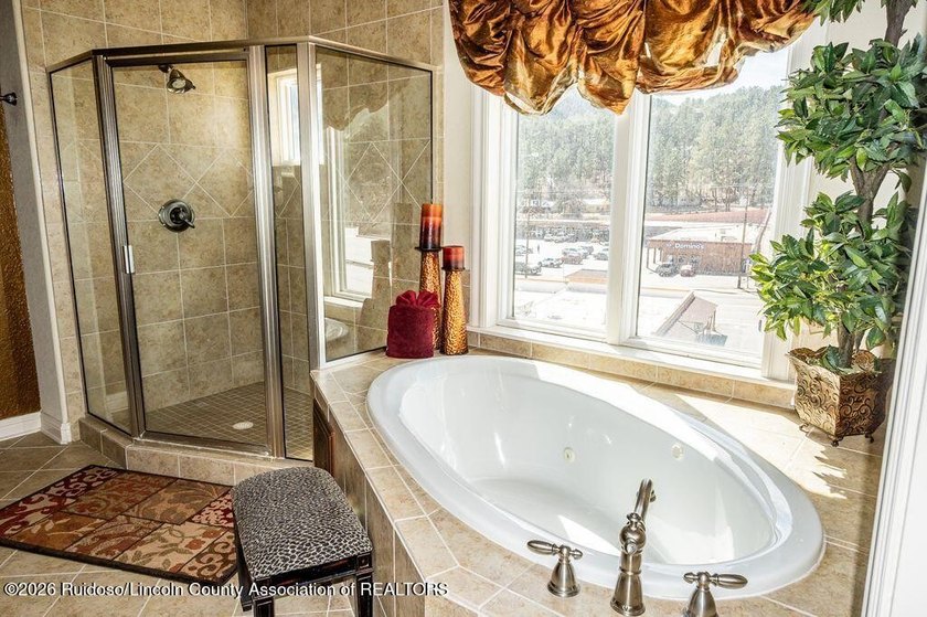 Beautiful 3-bedroom, 3.5 bath penthouse condo featuring - photo 41