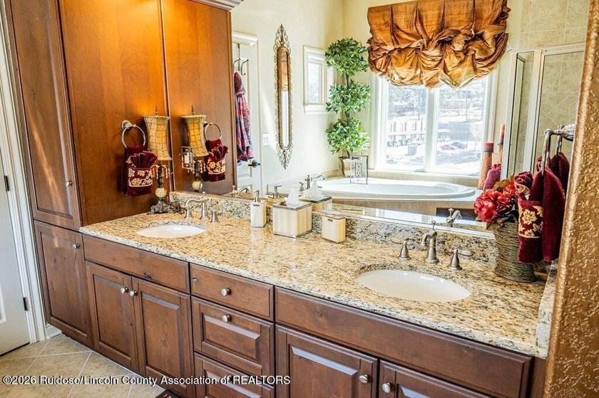 Beautiful 3-bedroom, 3.5 bath penthouse condo featuring - photo 42