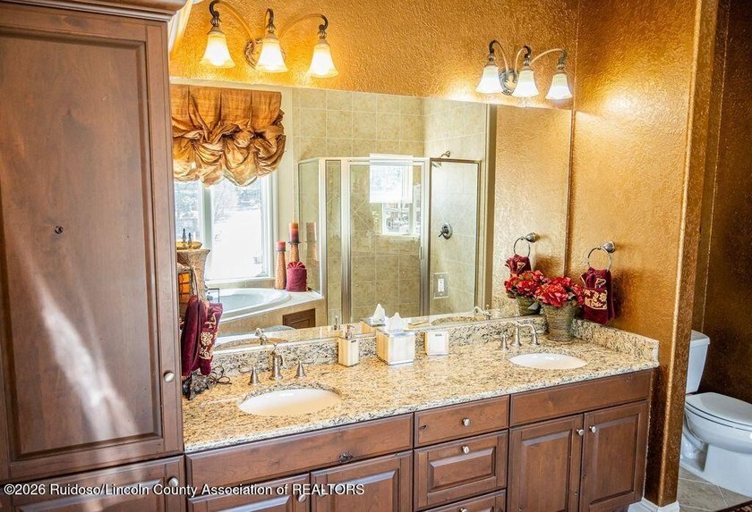 Beautiful 3-bedroom, 3.5 bath penthouse condo featuring - photo 45