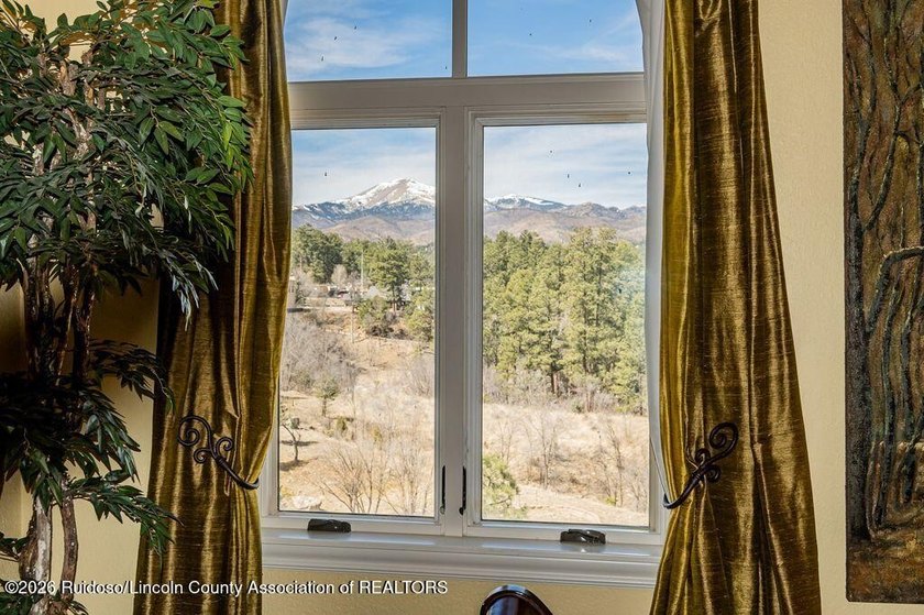 Beautiful 3-bedroom, 3.5 bath penthouse condo featuring - photo 48