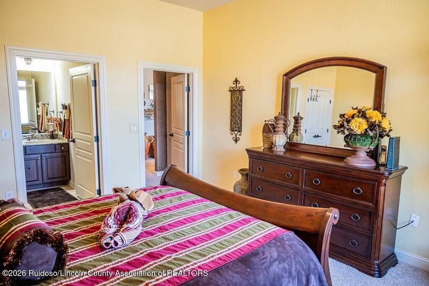 Beautiful 3-bedroom, 3.5 bath penthouse condo featuring - photo 49
