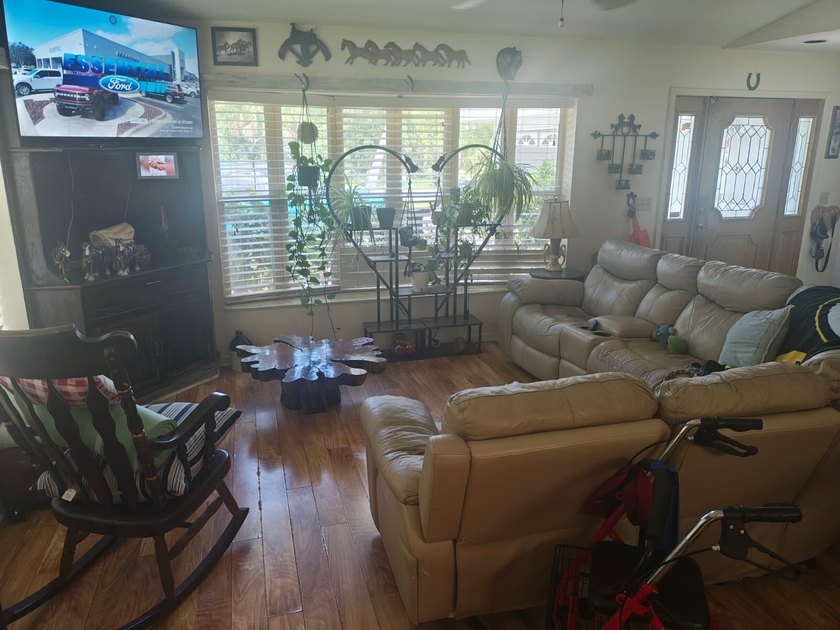 Welcome to this 3-bedroom, 2.5-bathroom pool house located in - photo 14