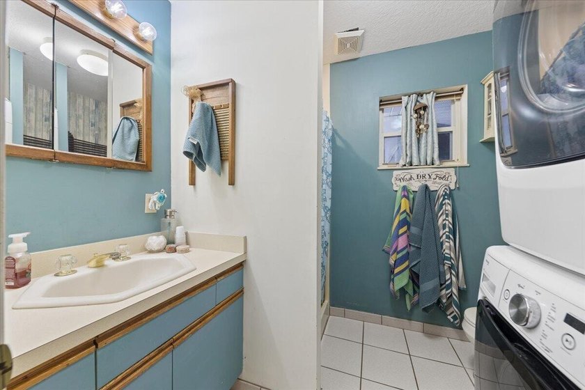 Welcome to this 3-bedroom, 2.5-bathroom pool house located in - photo 33