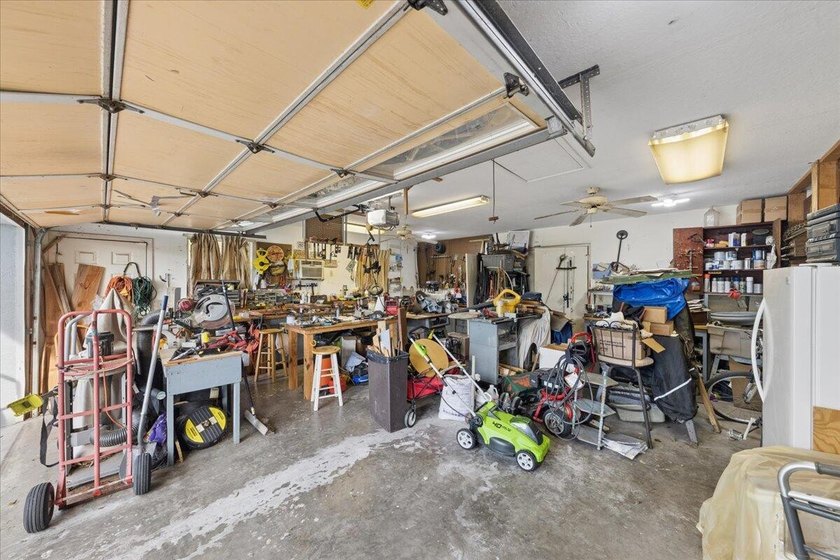Welcome to this 3-bedroom, 2.5-bathroom pool house located in - photo 40