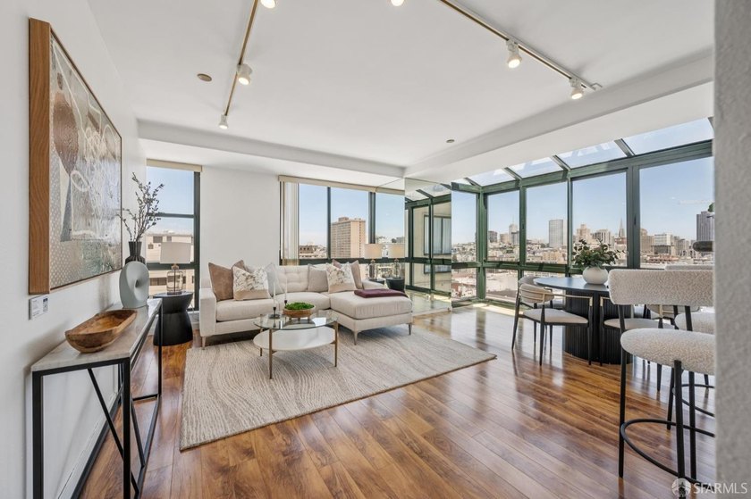 Stunning city-view residence at Daniel Burnham Court offering - photo 2