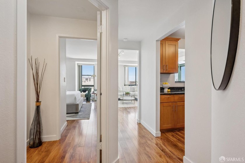 Stunning city-view residence at Daniel Burnham Court offering - photo 4