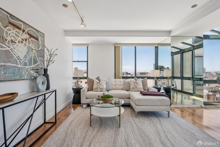 Stunning city-view residence at Daniel Burnham Court offering - photo 7