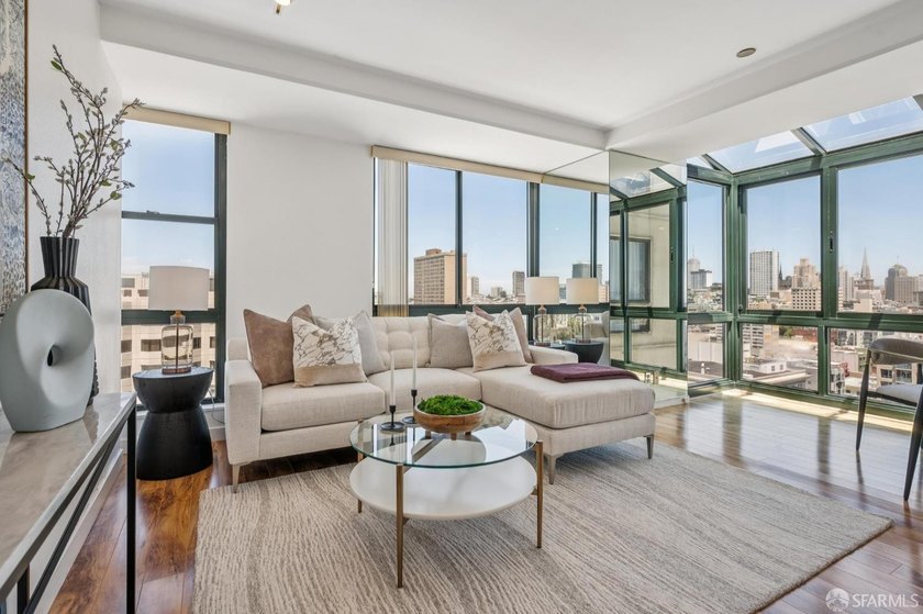 Stunning city-view residence at Daniel Burnham Court offering - photo 8