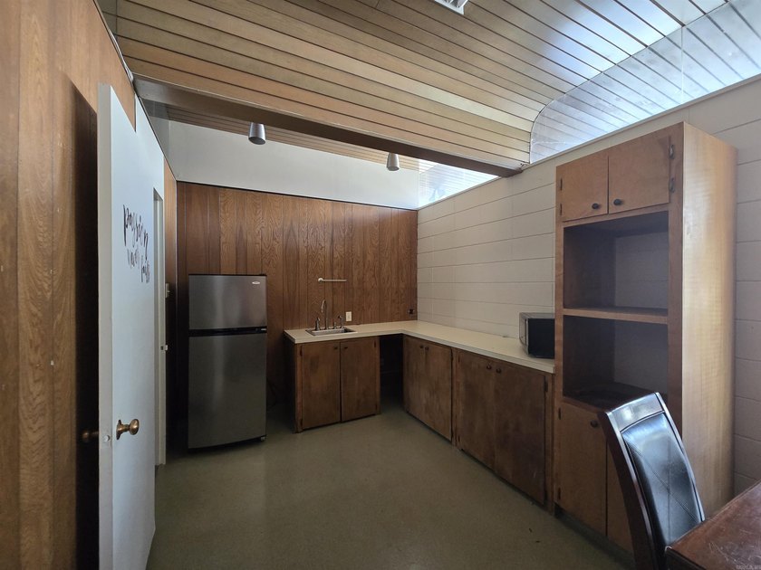 This mid-century modern building offers a distinctive space - photo 13