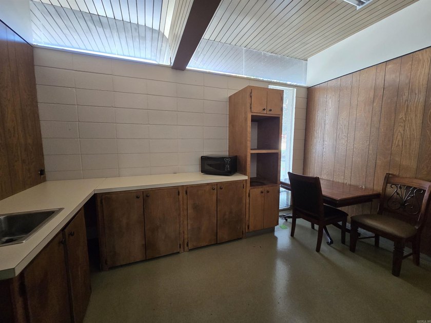 This mid-century modern building offers a distinctive space - photo 14