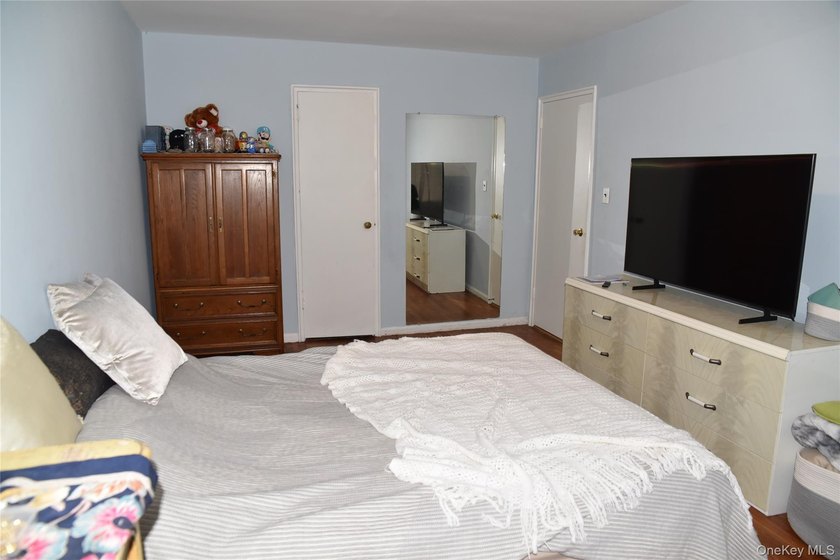 Pelham Parkway Area Two family Brick semi detached, Top floor - photo 20