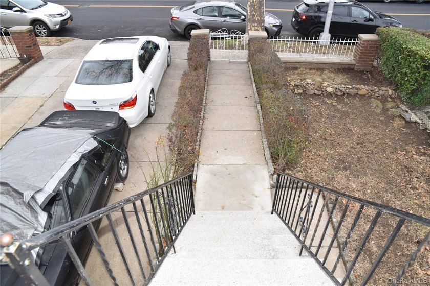Pelham Parkway Area Two family Brick semi detached, Top floor - photo 29