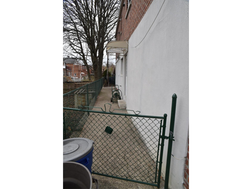 Pelham Parkway Area Two family Brick semi detached, Top floor - photo 31