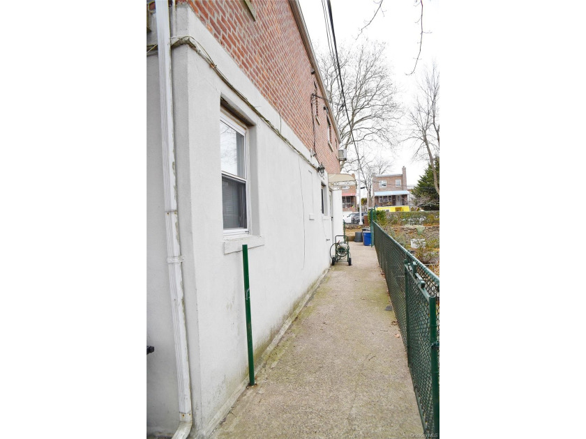 Pelham Parkway Area Two family Brick semi detached, Top floor - photo 32