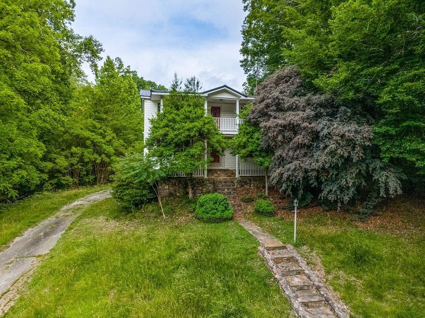 Enjoy country living with a combination of charm and privacy on - photo 7