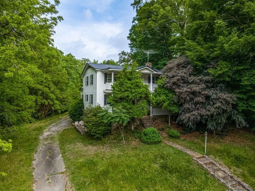 Enjoy country living with a combination of charm and privacy on - photo 8
