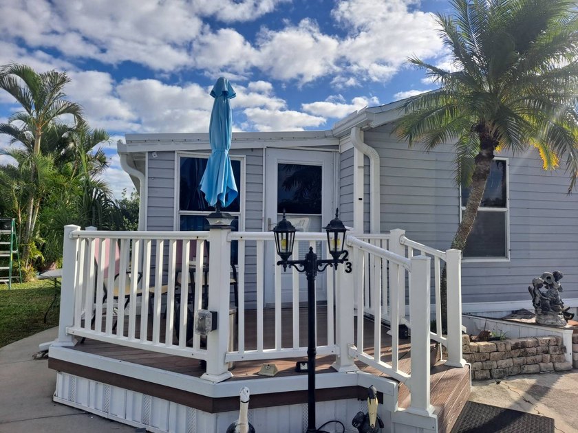 Situated Right On The Lake , Super Cute Fully Furnished Home ! - photo 3
