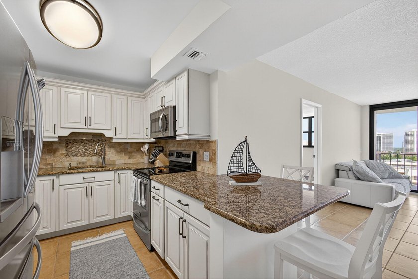 Welcome to 336 Golfview Road, Unit 905, a highly desirable - photo 15