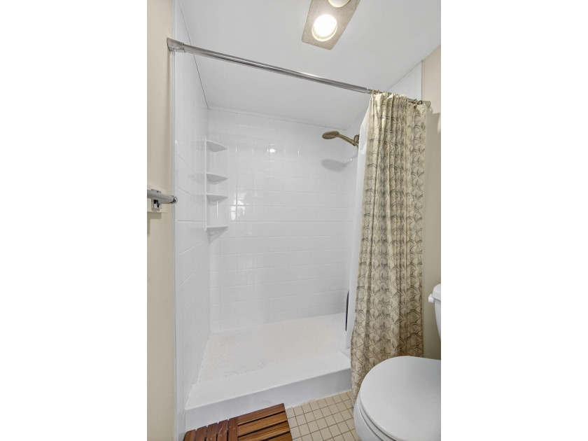 Welcome to 336 Golfview Road, Unit 905, a highly desirable - photo 25