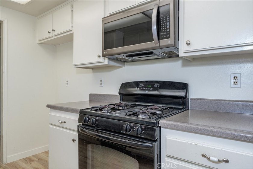 Welcome to this delightful 2-bedroom, 2-bathroom home, gated and - photo 14