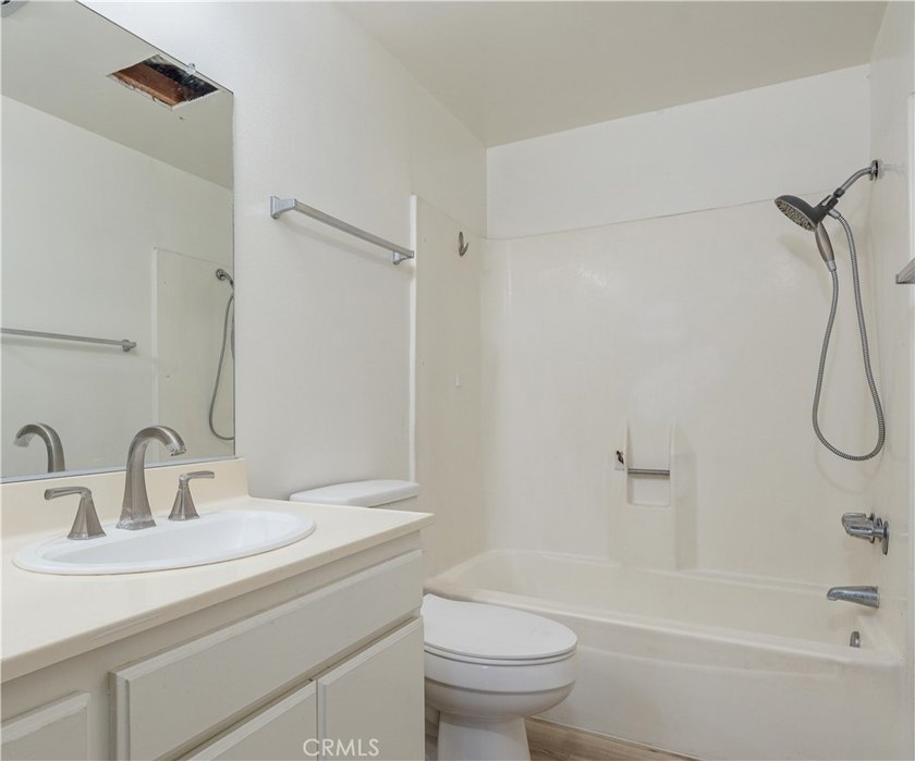 Welcome to this delightful 2-bedroom, 2-bathroom home, gated and - photo 18