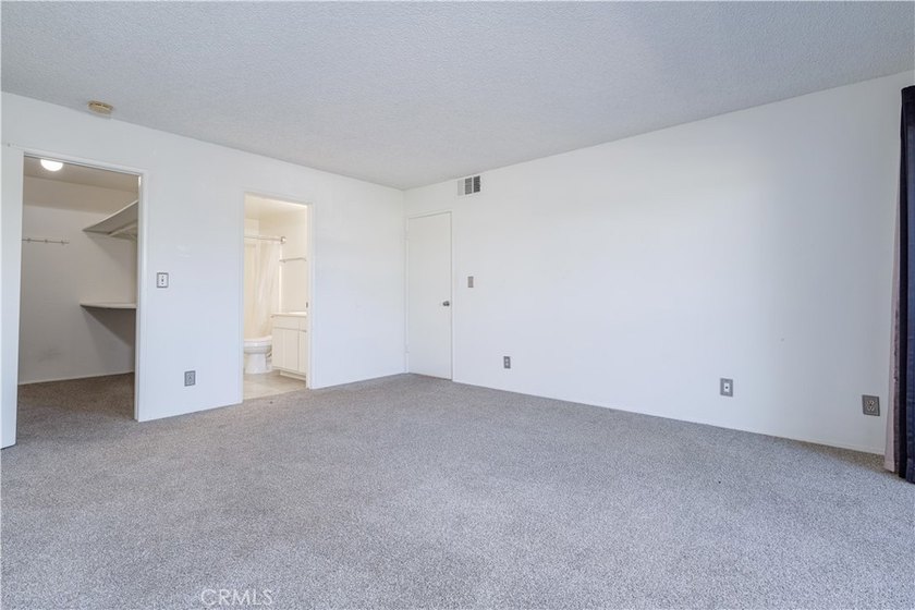 Welcome to this delightful 2-bedroom, 2-bathroom home, gated and - photo 23