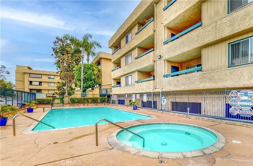 Welcome to this delightful 2-bedroom, 2-bathroom home, gated and - photo 28