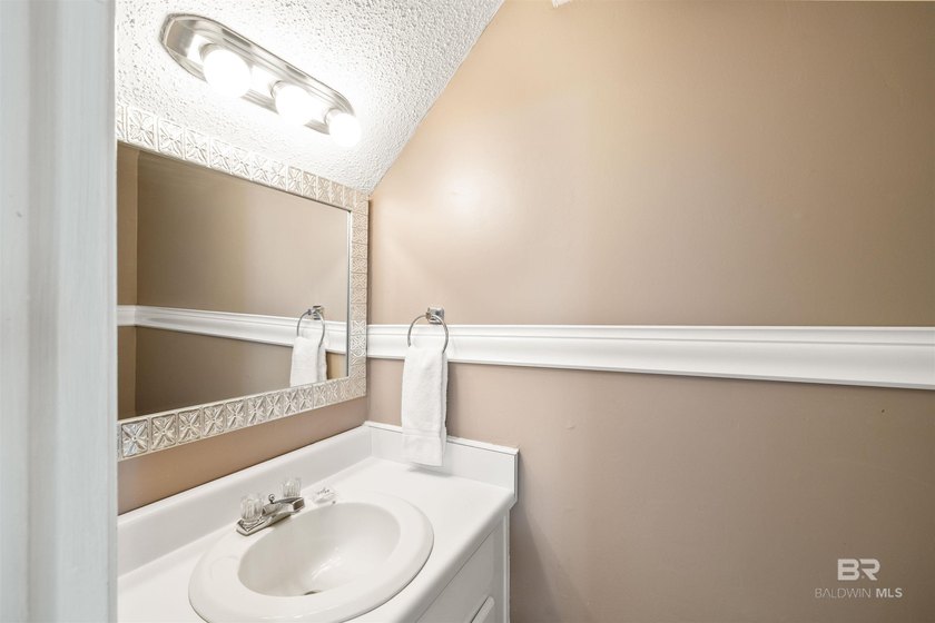 LOCATION, LOCATION, LOCATION! Gulf View #10 is a 2bed/1.5 bath - photo 12