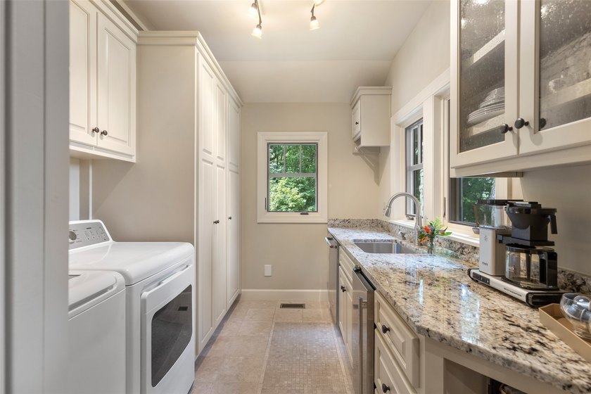 Experience unparalleled mountain living in this exceptional - photo 19