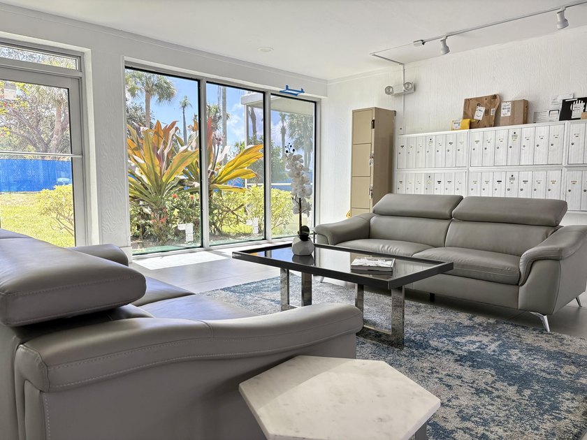 Live in the heart of Boca Raton in this spacious 2-bedroom - photo 3