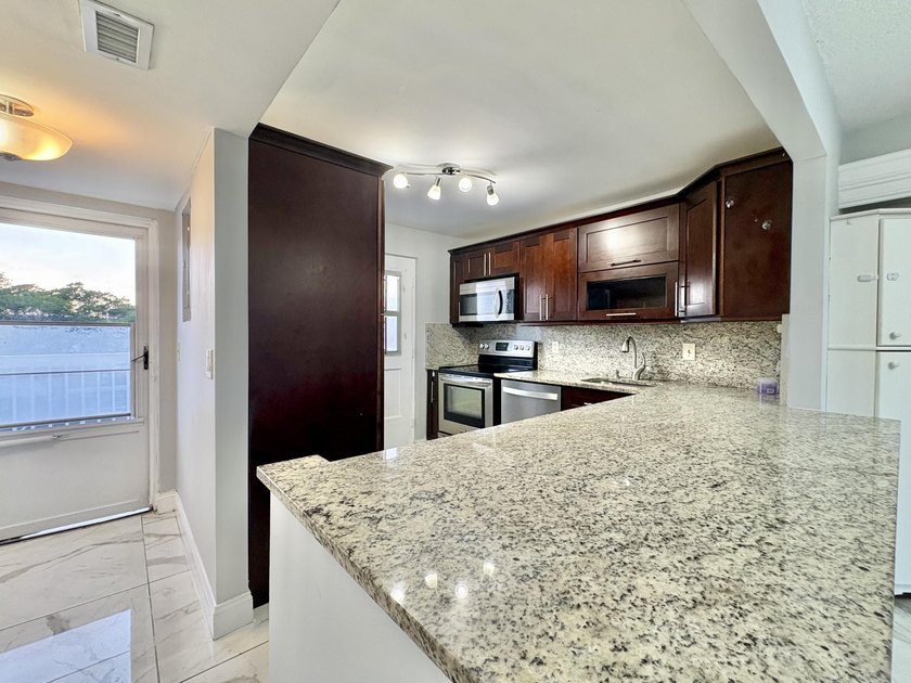 Live in the heart of Boca Raton in this spacious 2-bedroom - photo 4