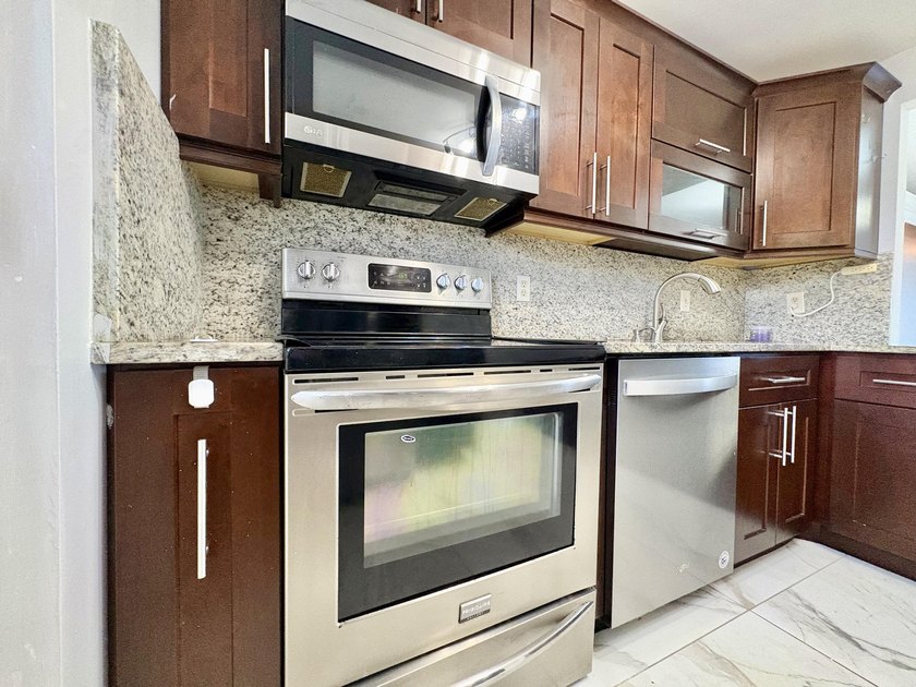 Live in the heart of Boca Raton in this spacious 2-bedroom - photo 6
