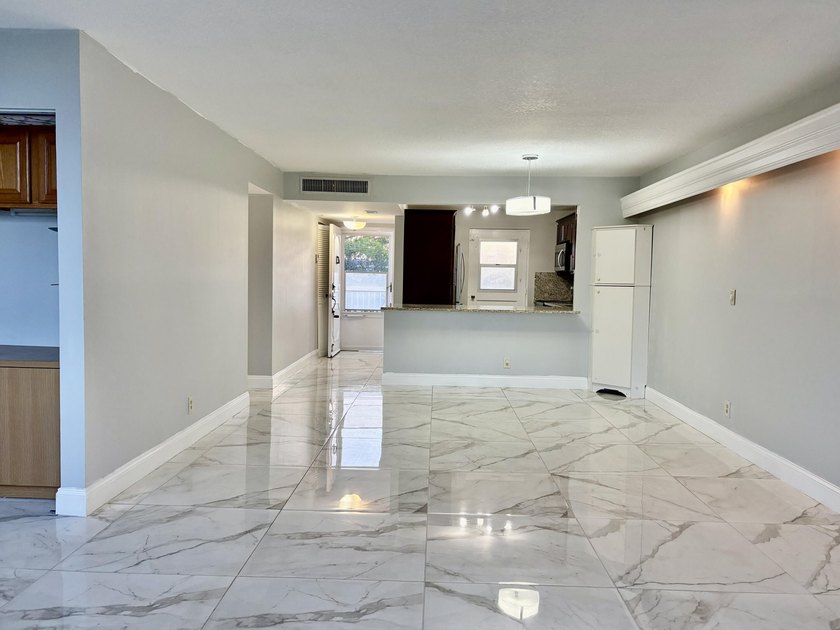 Live in the heart of Boca Raton in this spacious 2-bedroom - photo 9