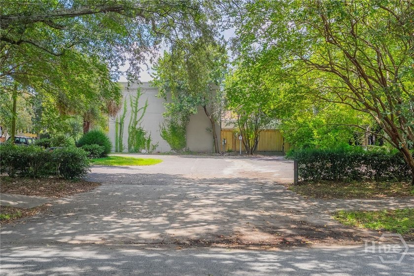 Rare opportunity to own a prime piece of property in the heart - photo 3